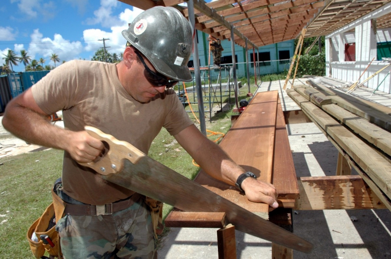 ebeniste-ST JEANNET-min_worker_construction_building_carpenter_male_job_build_helmet-893290